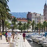 Stunning In * Split