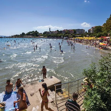 Front In بيت للعطل *