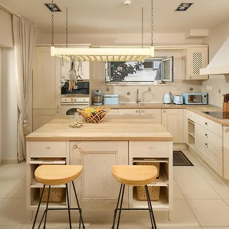 Front In بيت للعطل