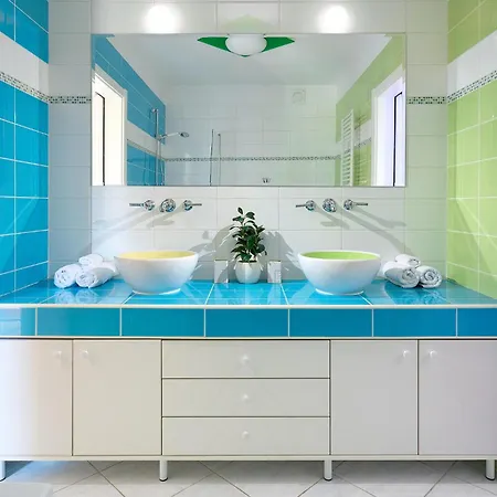 بيت للعطل Front In