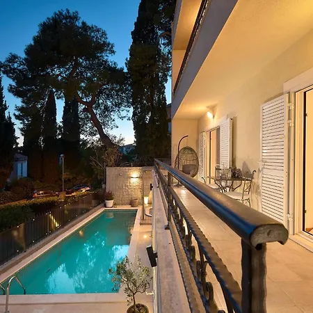 Front In بيت للعطل *