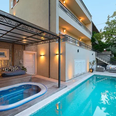 Front In بيت للعطل